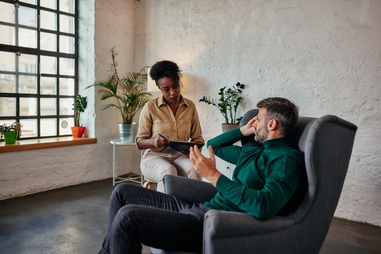 Two people talk about avoiding alcohol withdrawal