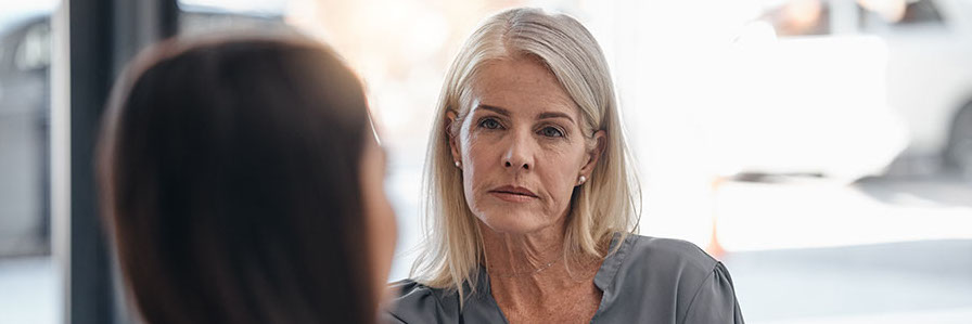 woman listens to therapist in counseling sessions during her inpatient residential rehab stab.