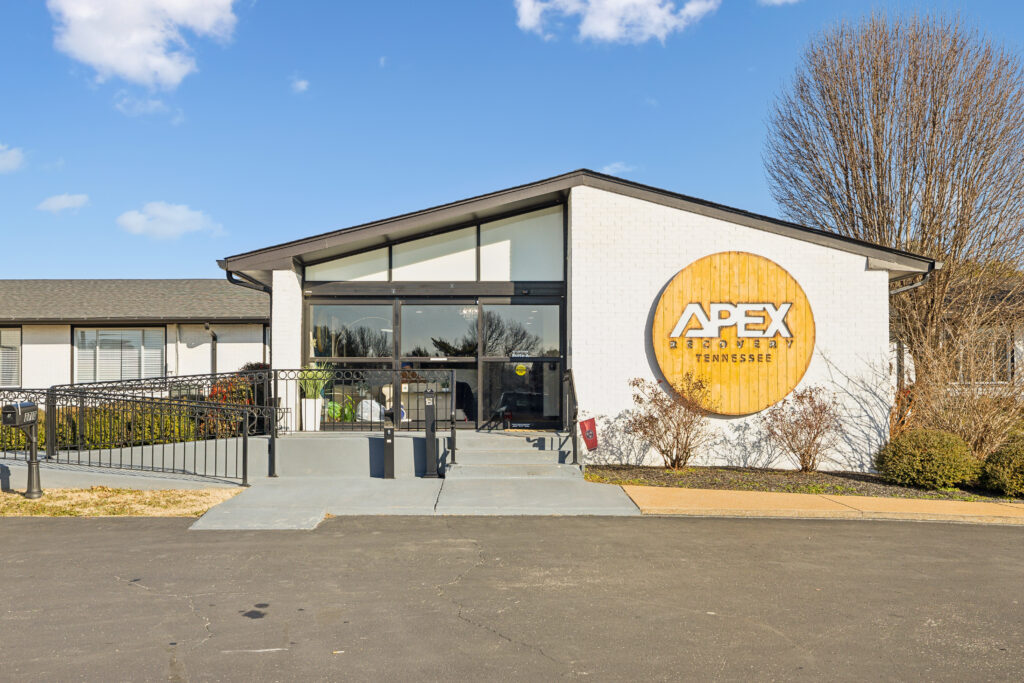 Photograph of the fornt entrance of Apex Recovery inpatient facility in Columbia Tennessee