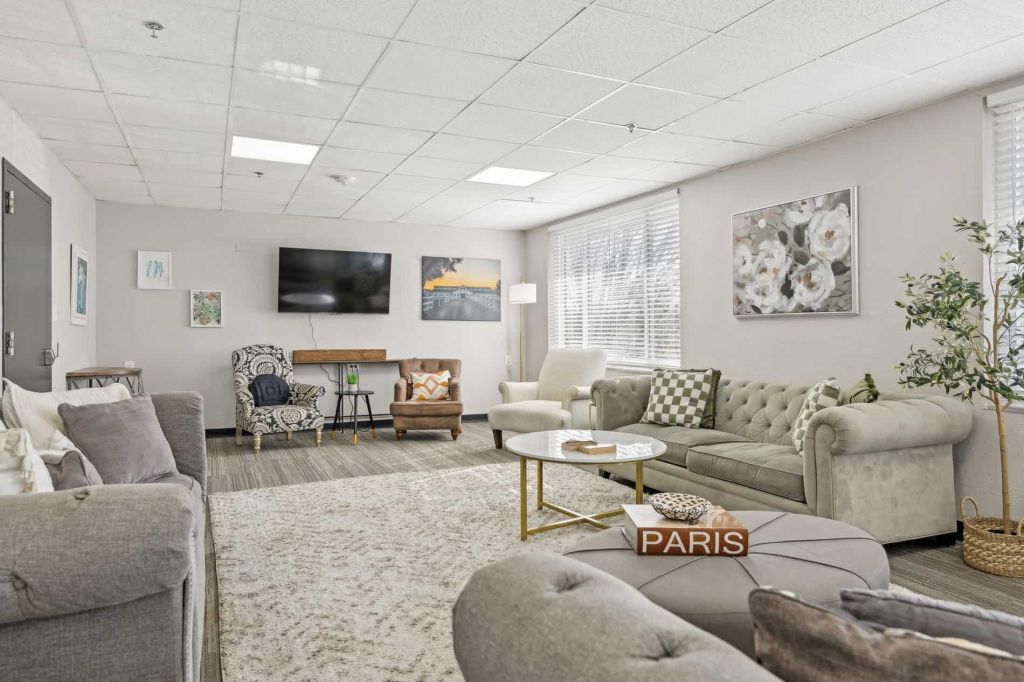 Apex Recovery Tennessee Lounge Area