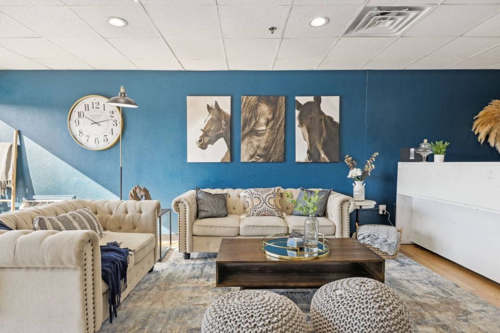 Apex Recovery Center Tennessee lounge, sofa and wall art